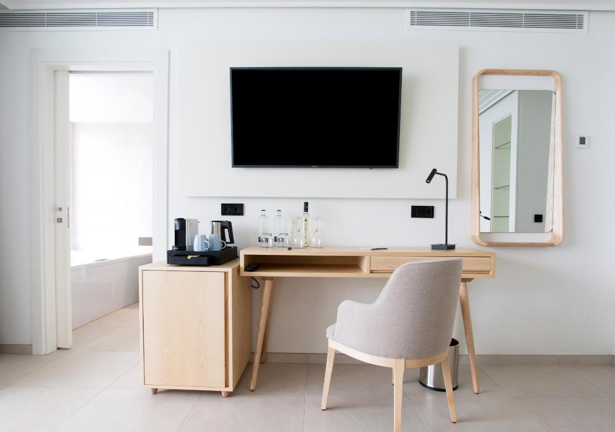 Una televisión o centro de entretenimiento en Hotel Lava Beach