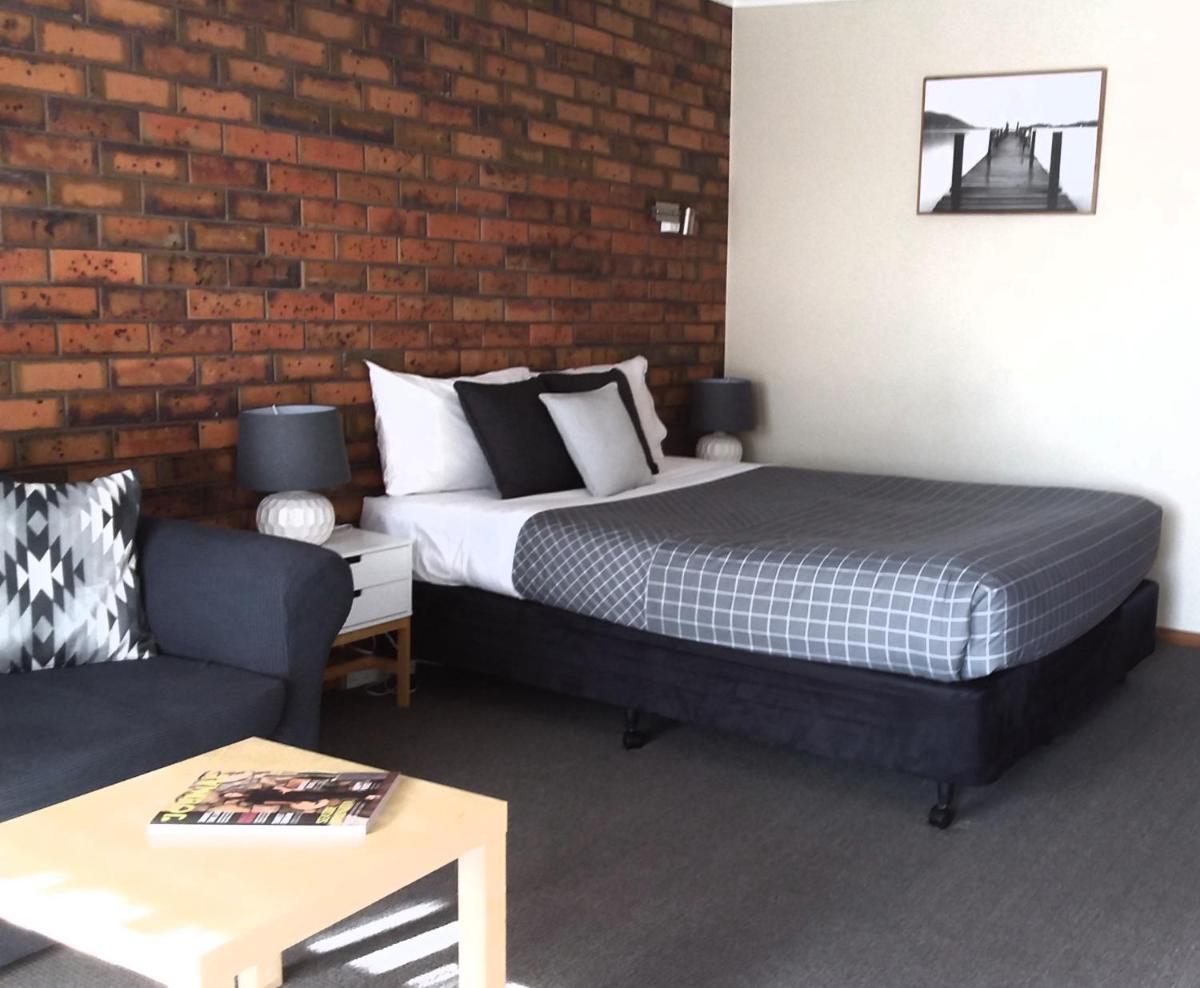 Golden Palms Motel - Housity