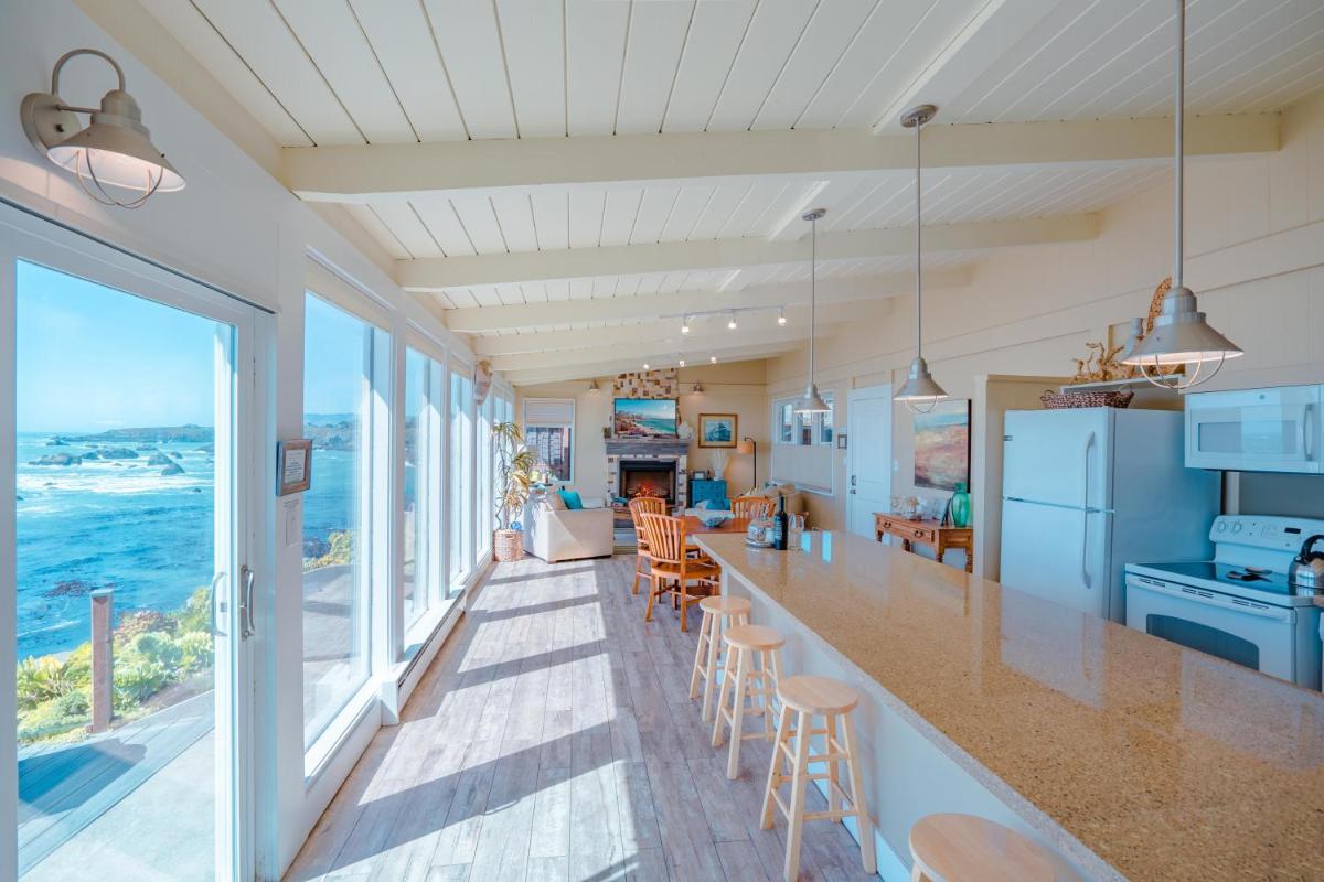 Surfscape Beach House, Private Beach & Ocean views - Housity