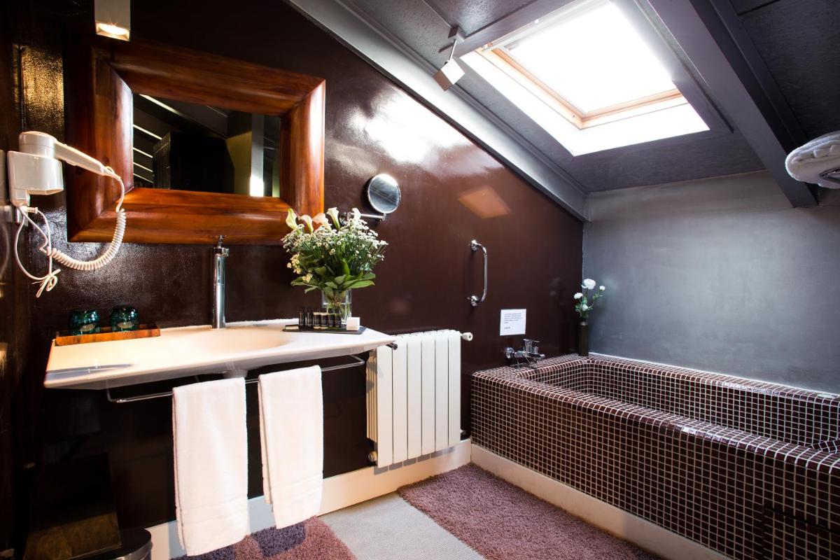 Un baño de Hotel Cardamomo Sigüenza