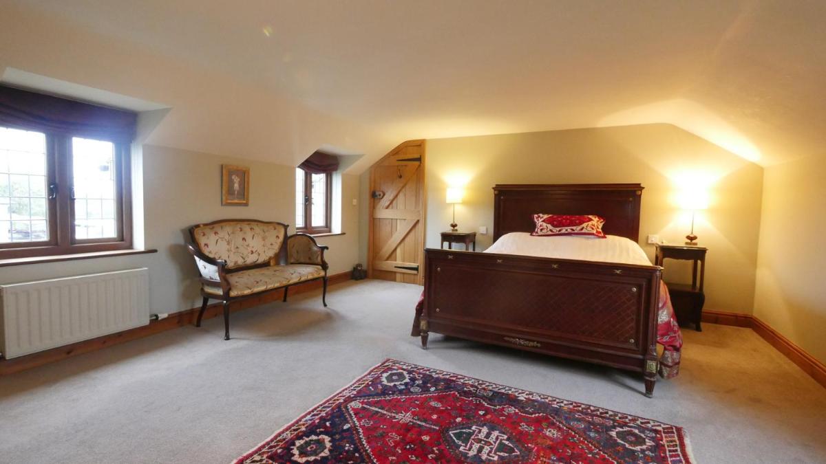 Idyllic Dorset Cottage Surrounded by Fields in the Heart of the Countryside - Housity