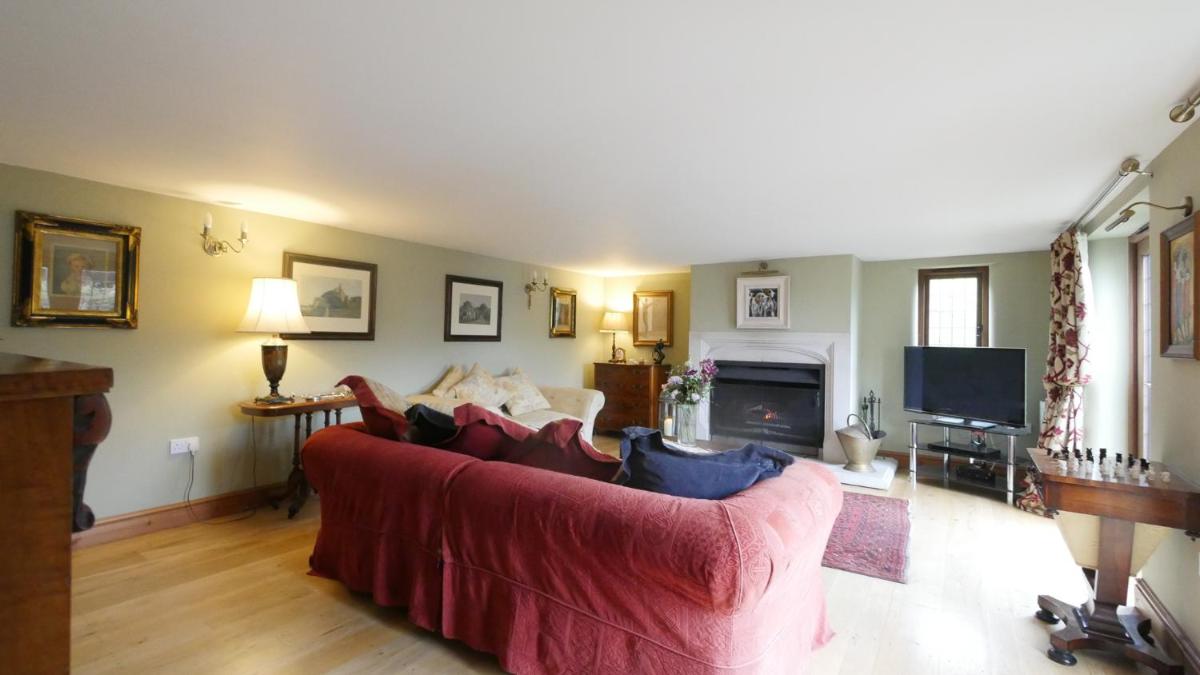 Idyllic Dorset Cottage Surrounded by Fields in the Heart of the Countryside - Housity