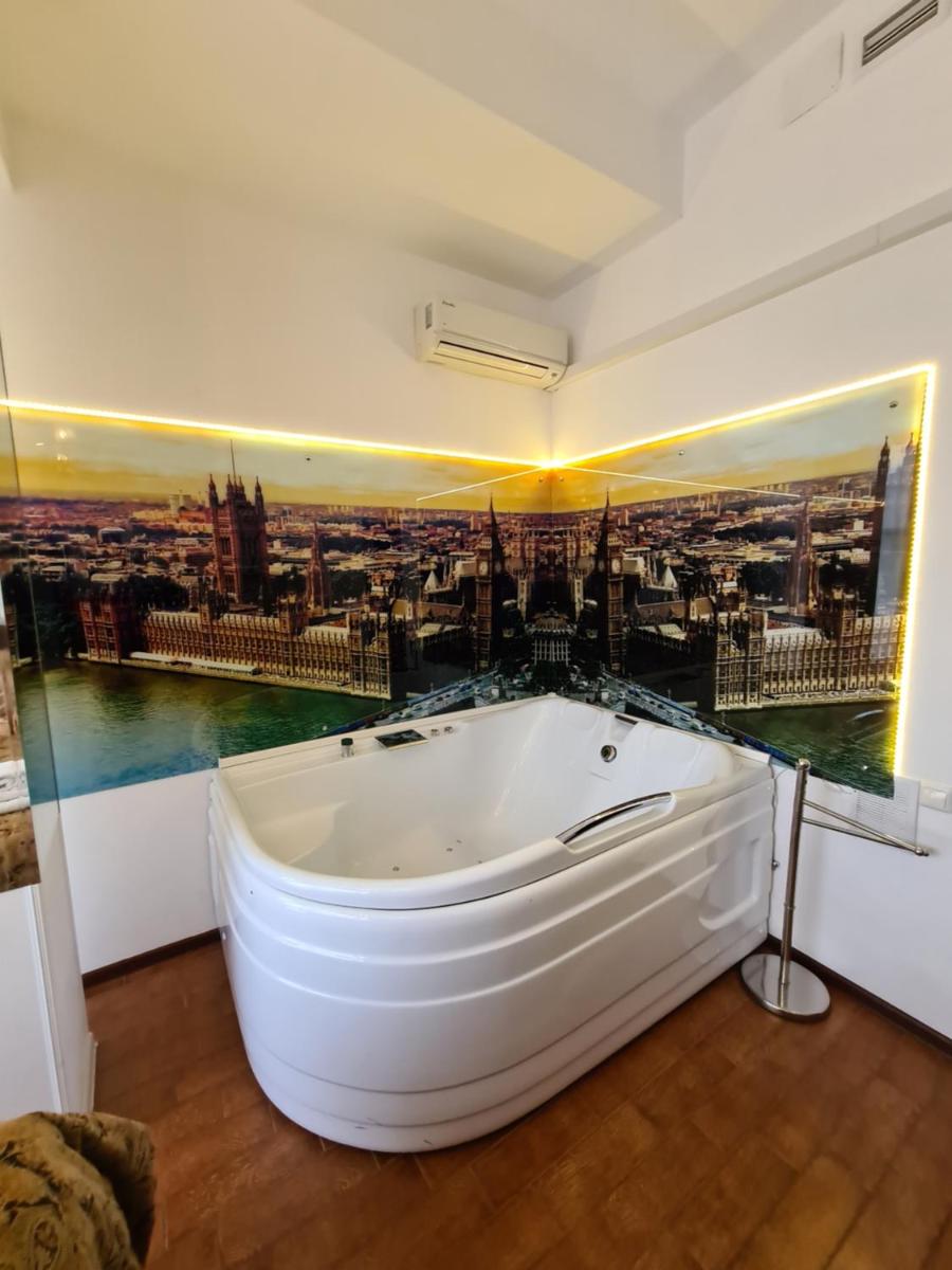 Golden Hotel - Housity