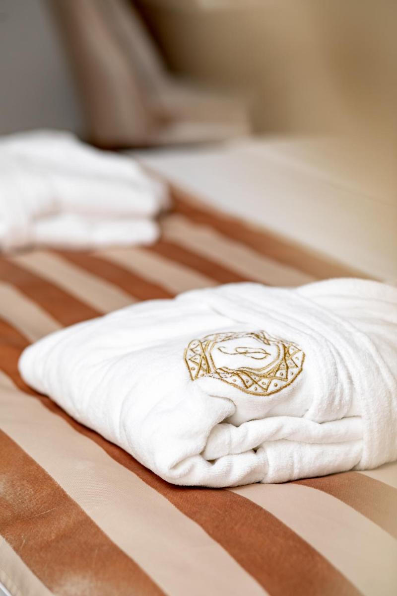 Hotel Le Premier - Housity