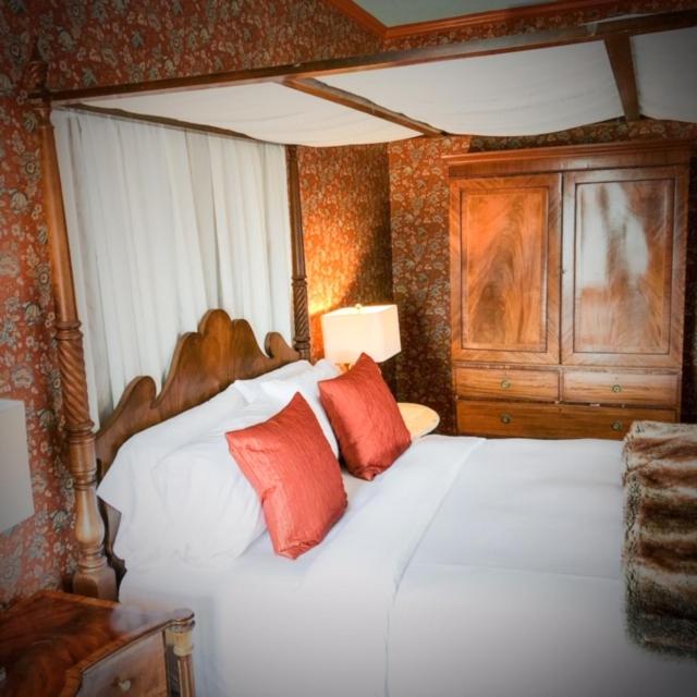 Elmwood 1820 Bed & Breakfast Inn - Housity