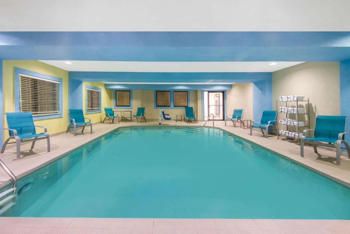 La Quinta by Wyndham Erie - Housity