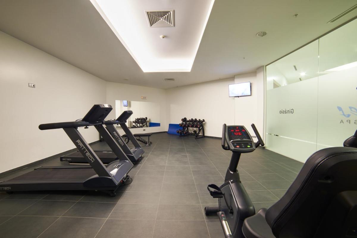 O centro de fitness e/ou as comodidades de fitness de RR Alvor Baía Resort