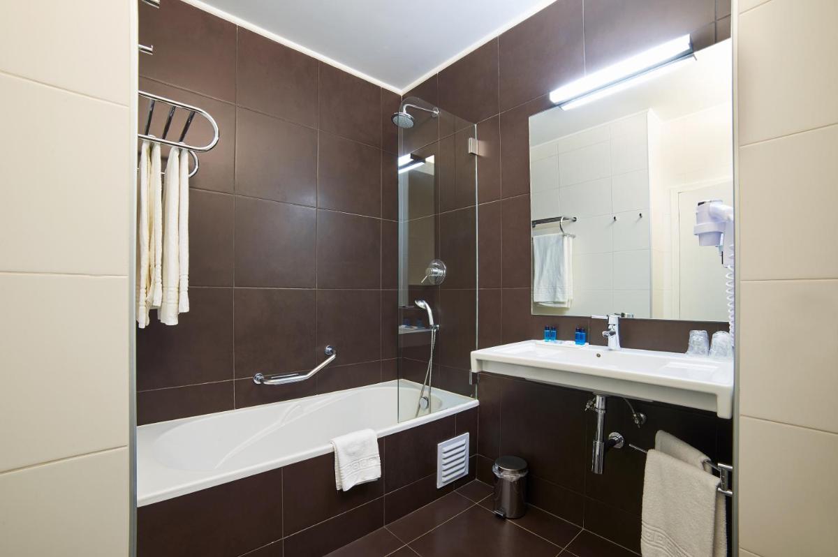 Uma casa de banho em RR Alvor Baía Resort