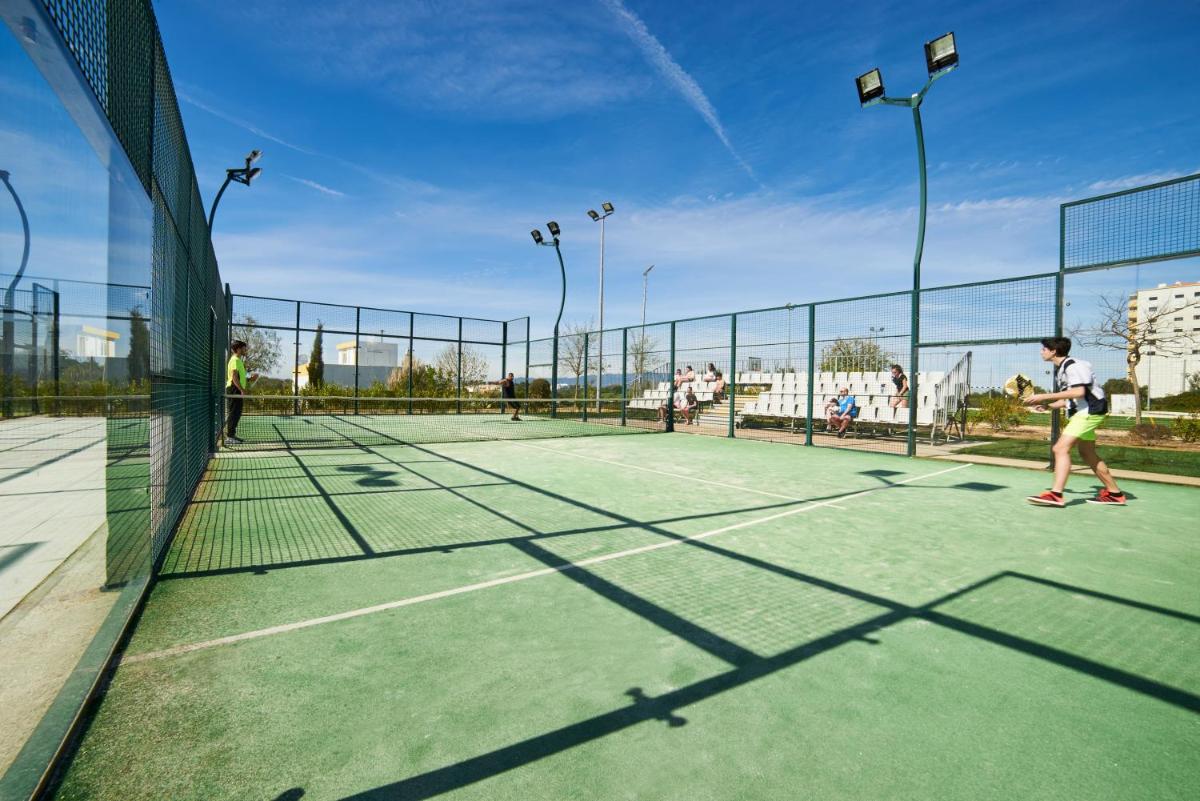 Comodidades para jogar ténis e squash em RR Alvor Baía Resort ou nas proximidades