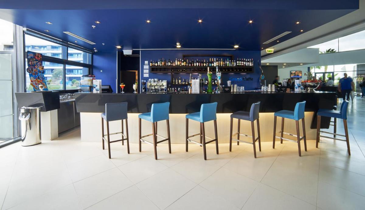 Um restaurante ou outro lugar para comer em RR Alvor Baía Resort