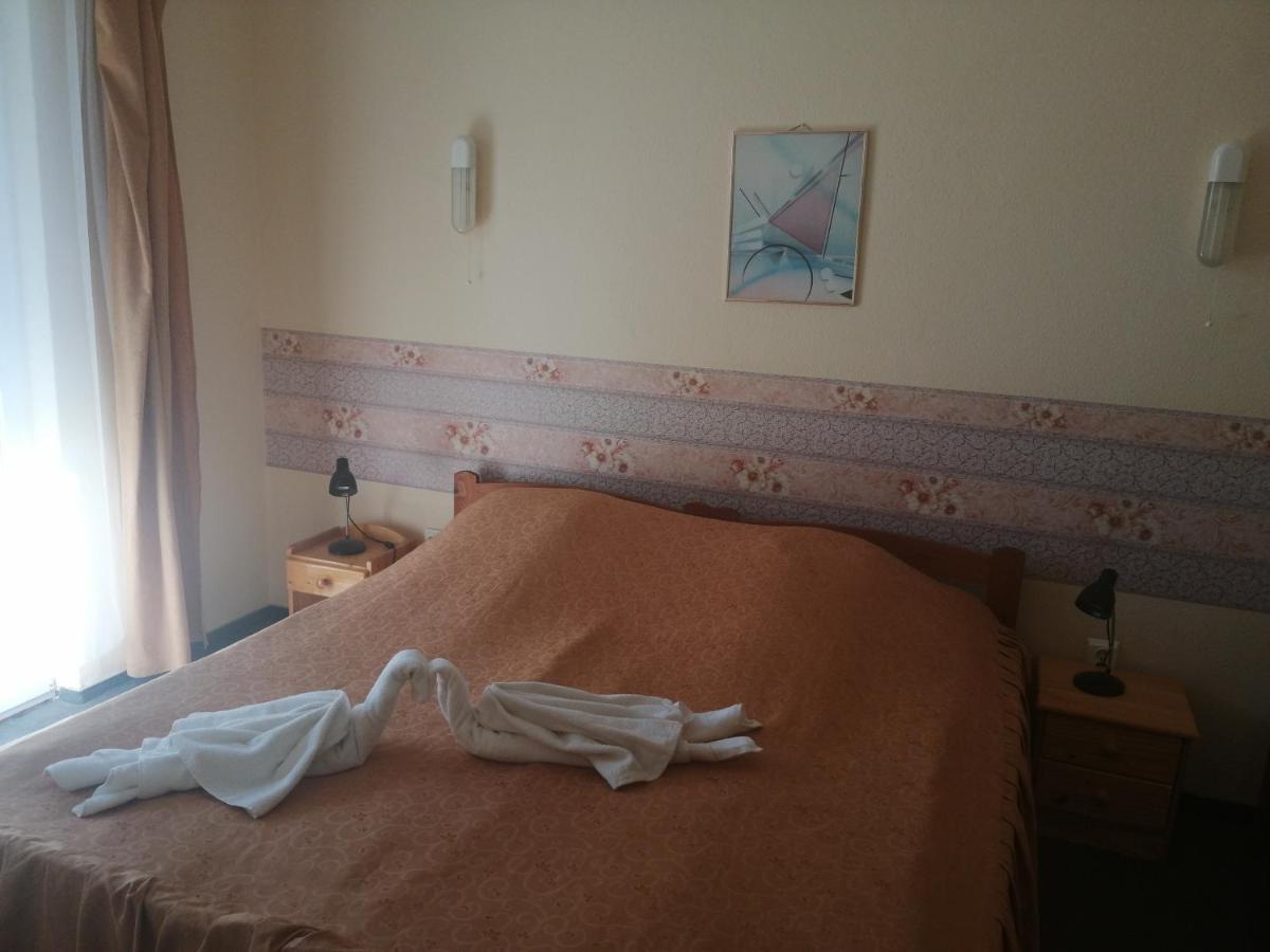 Hotel Hajnal - Housity