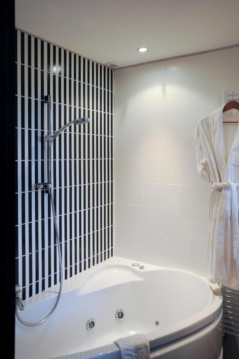Salle de bains dans l'établissement Demeures & Châteaux Hôtel Domaine le Clos des Fontaines
