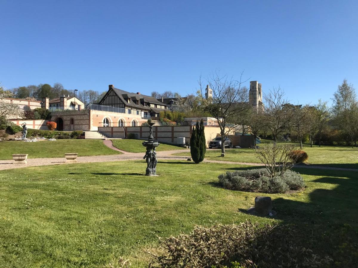 Jardin de l'établissement Demeures & Châteaux Hôtel Domaine le Clos des Fontaines