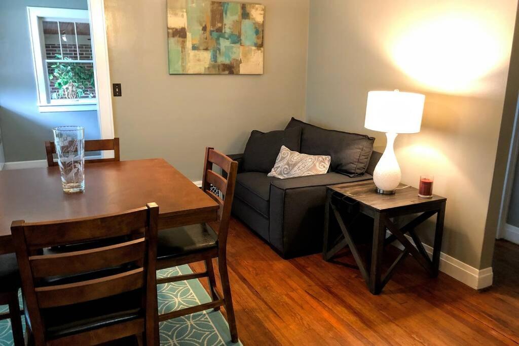 2BR Private House Available close to UE - Housity