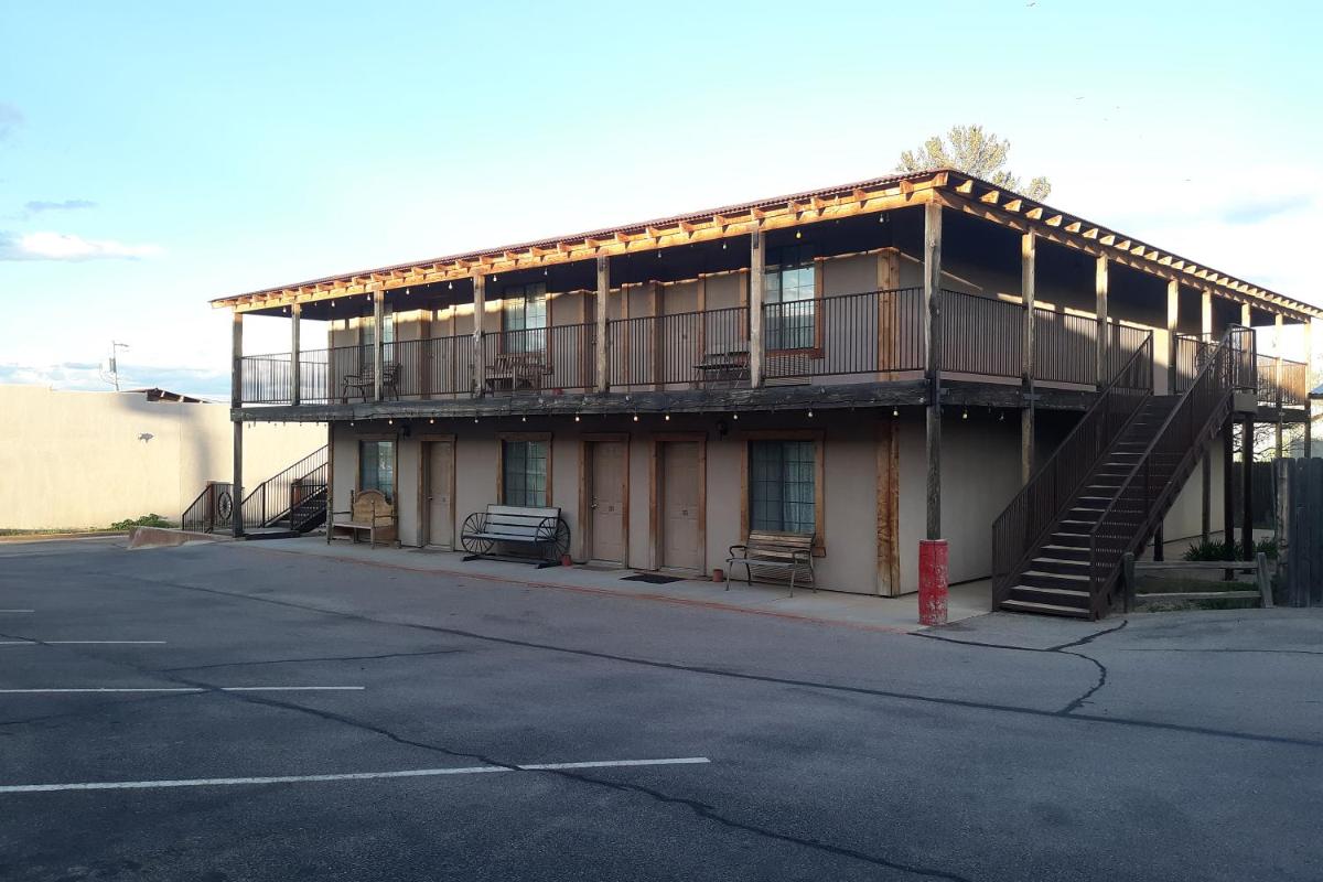Tombstone Motel - Housity