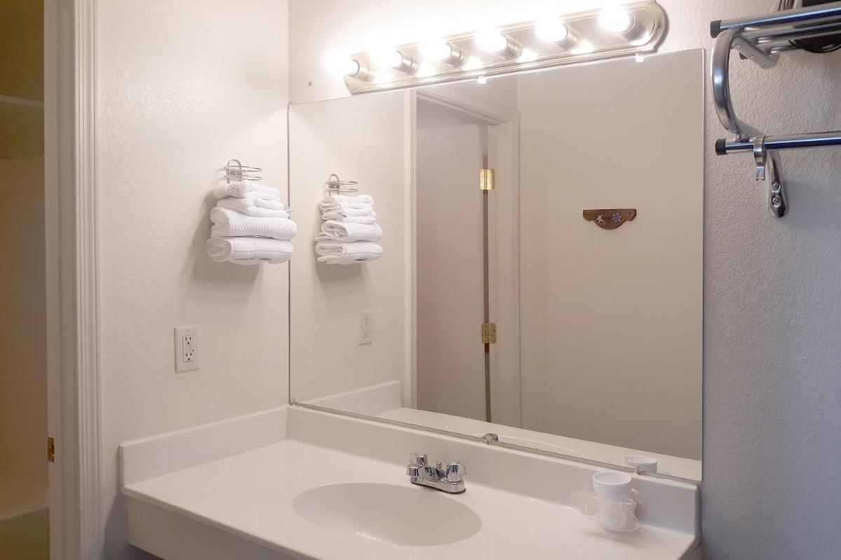 Tombstone Motel - Housity
