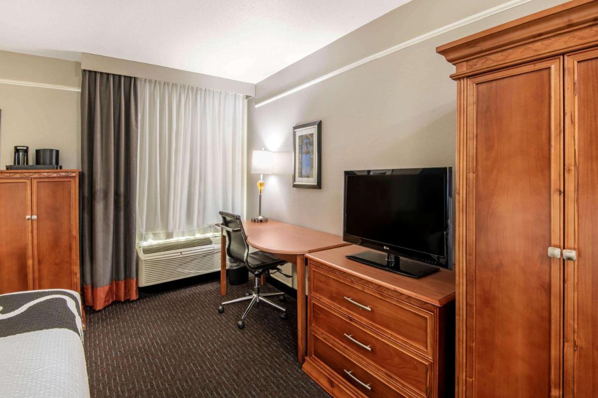 La Quinta Inn by Wyndham San Antonio Brooks City Base - Housity