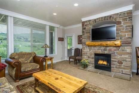 3 Bedroom Condo Just 10 Minutes from Snowbasin Resort,LS 15 - Housity