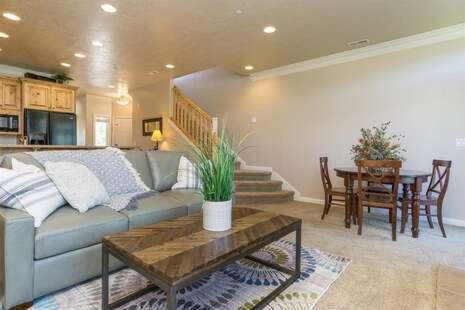 Beautiful Huntsville Vacation Rental 10 Mins from Snowbasin LS 40 - Housity