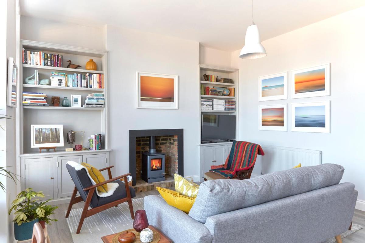 Spacious beach front apartment with stunning sea views - Housity