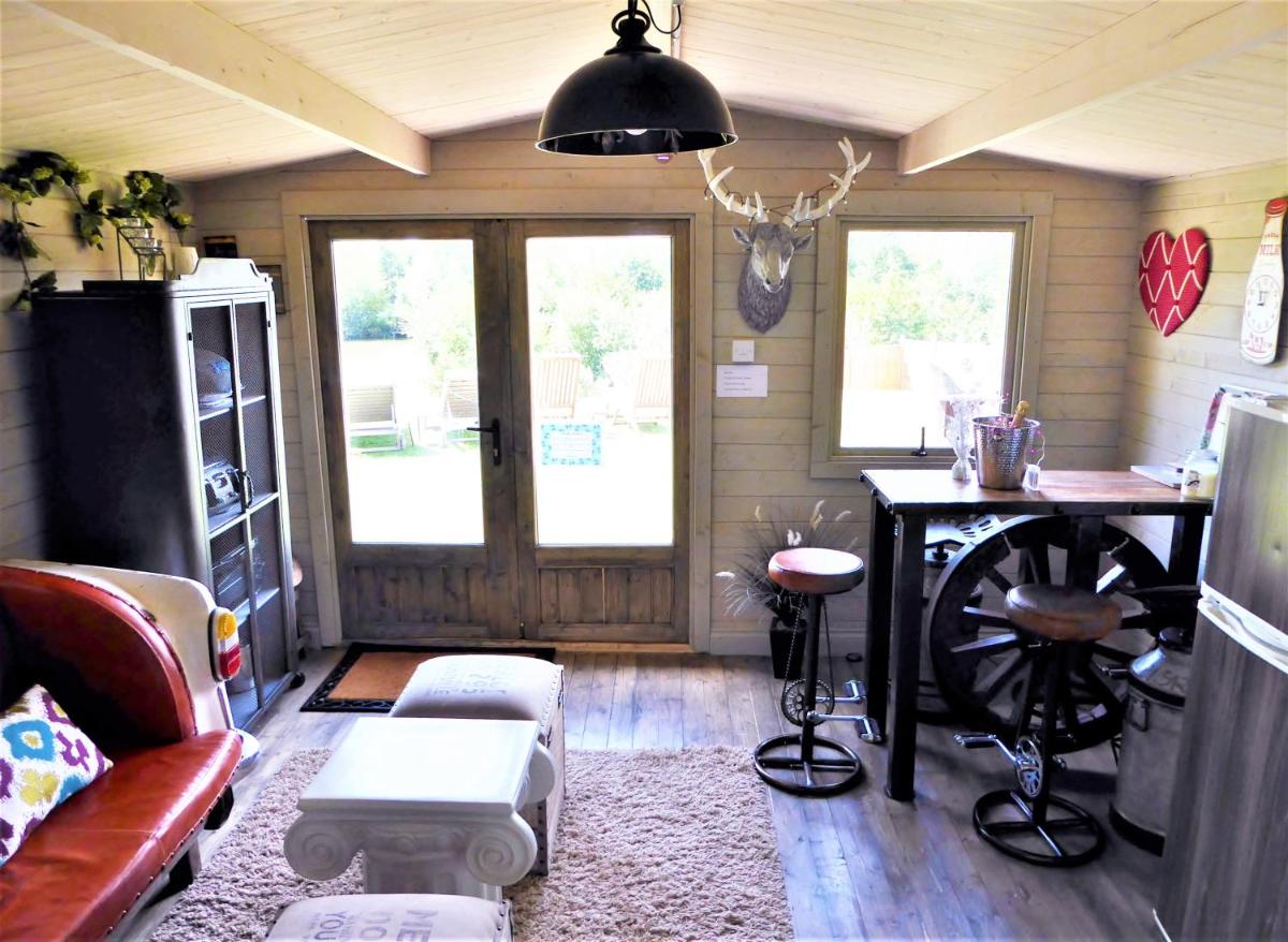Bluebell Yurt with Private Hot Tub and fishing - Housity