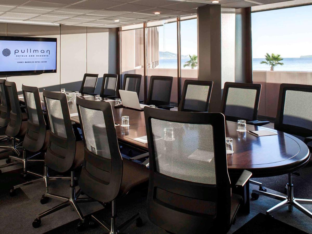 Espace de conférence ou salle de réunion dans l'établissement Pullman Cannes Mandelieu