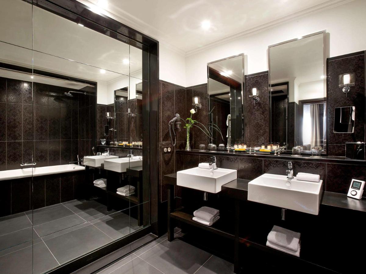 Salle de bains dans l'établissement Le Grand Hotel de Cabourg - MGallery Collection