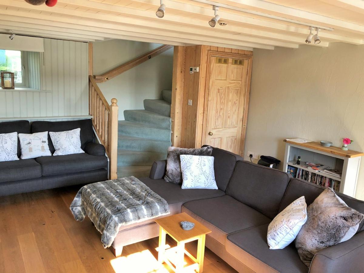 Coed y Berclas cottage, private orchard with stunning sea views - Housity