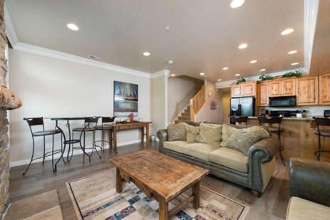 2 Bedroom Condo Sleeps Up to 7 - Perfect Snowbasin Lodging Ls46 - Housity