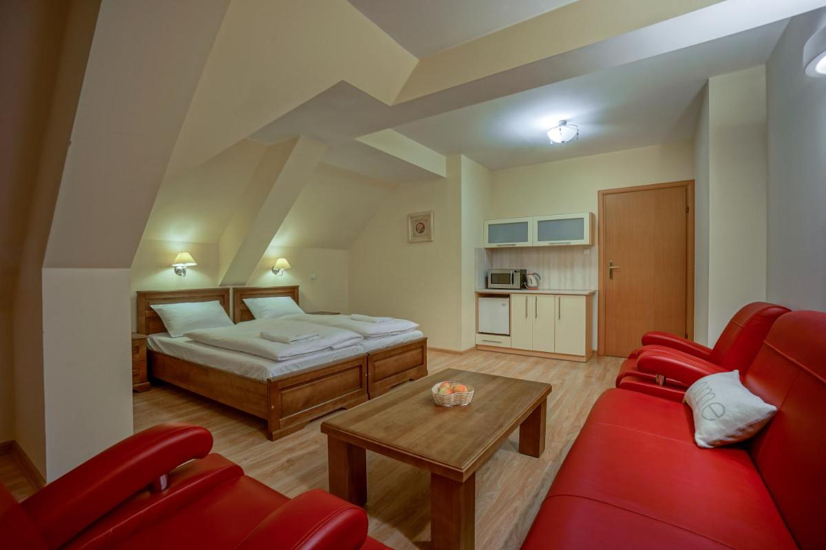 Jawor Pokoje i Apartamenty - Housity