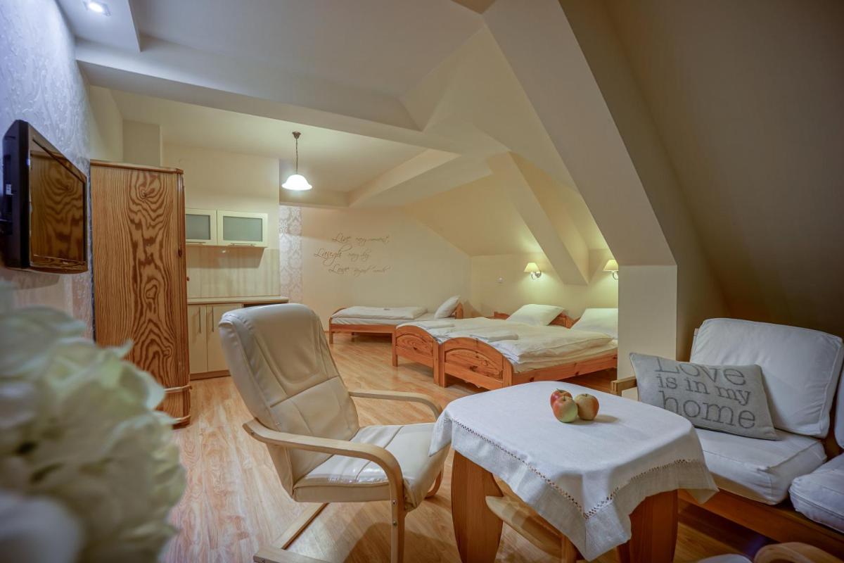 Jawor Pokoje i Apartamenty - Housity