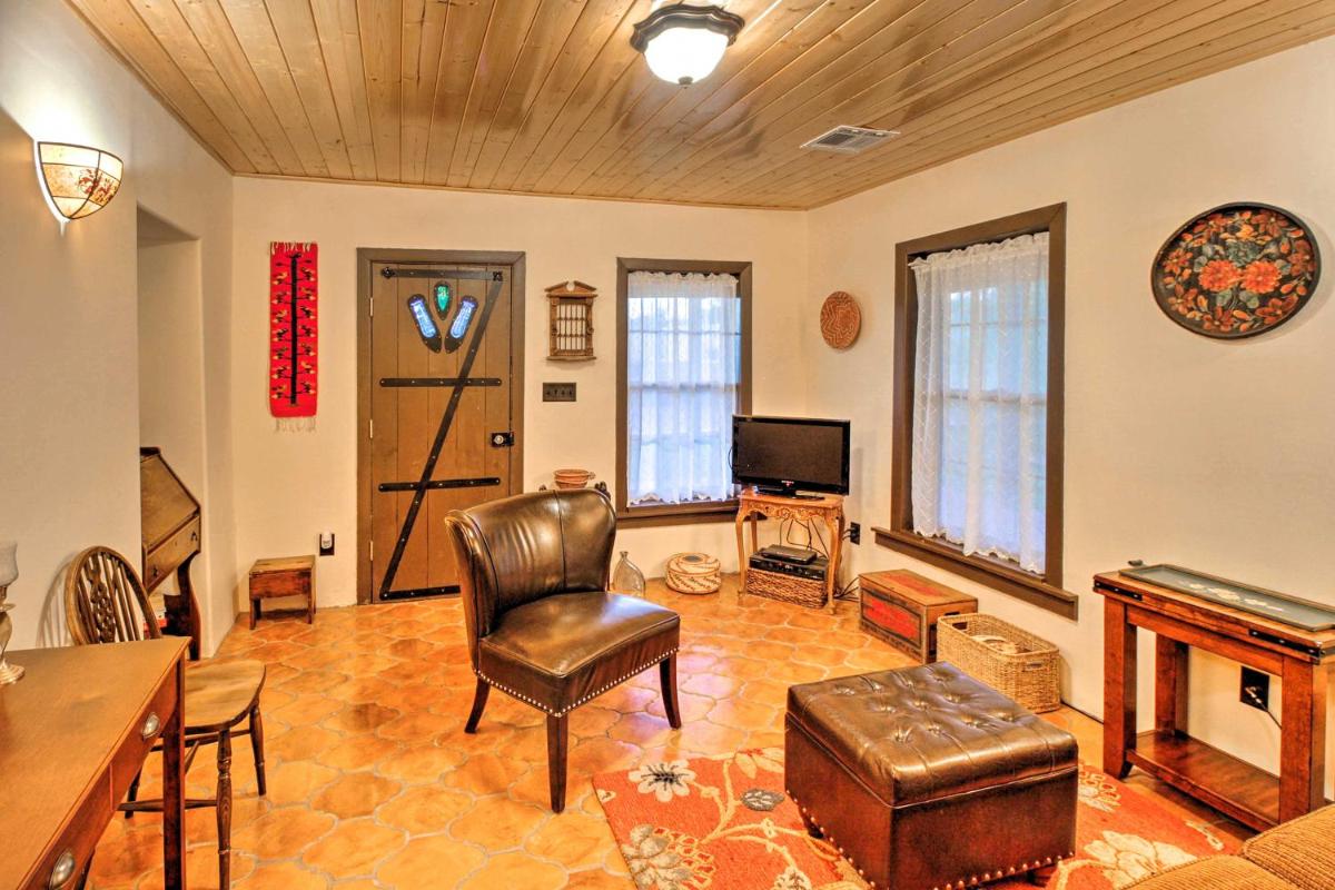Charming Couples Casita, Walk to Old Mesilla Plaza - Housity