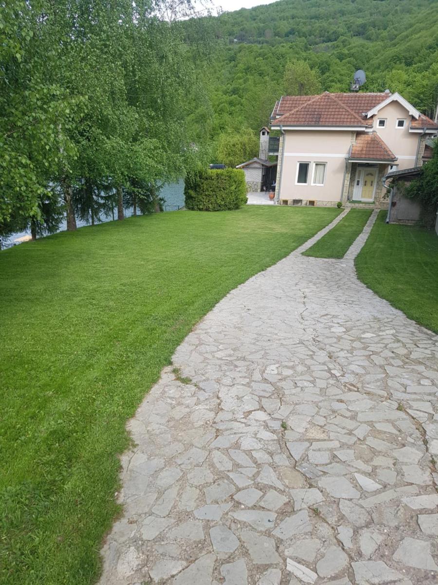 Lake House - Housity