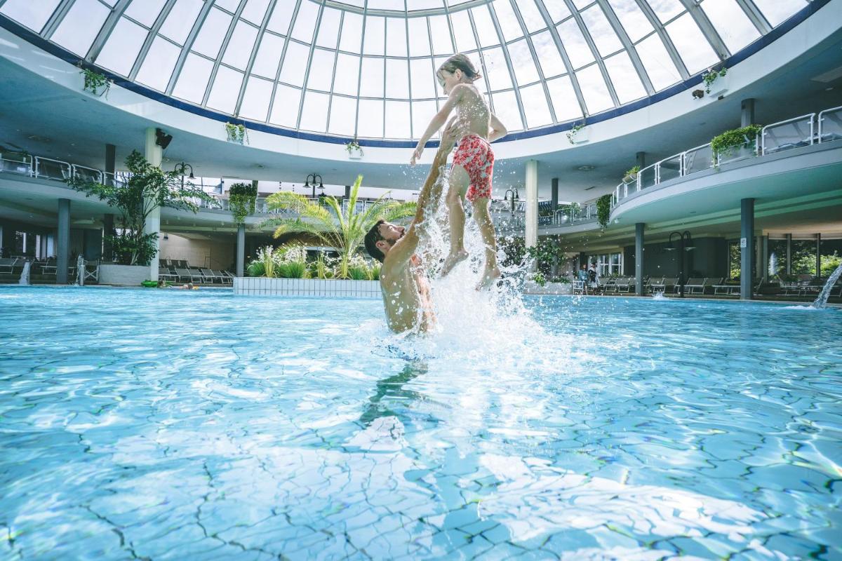 Der Swimmingpool an oder in der Nähe von Hotel Gran BelVeder & Ostsee Therme Resort & Spa