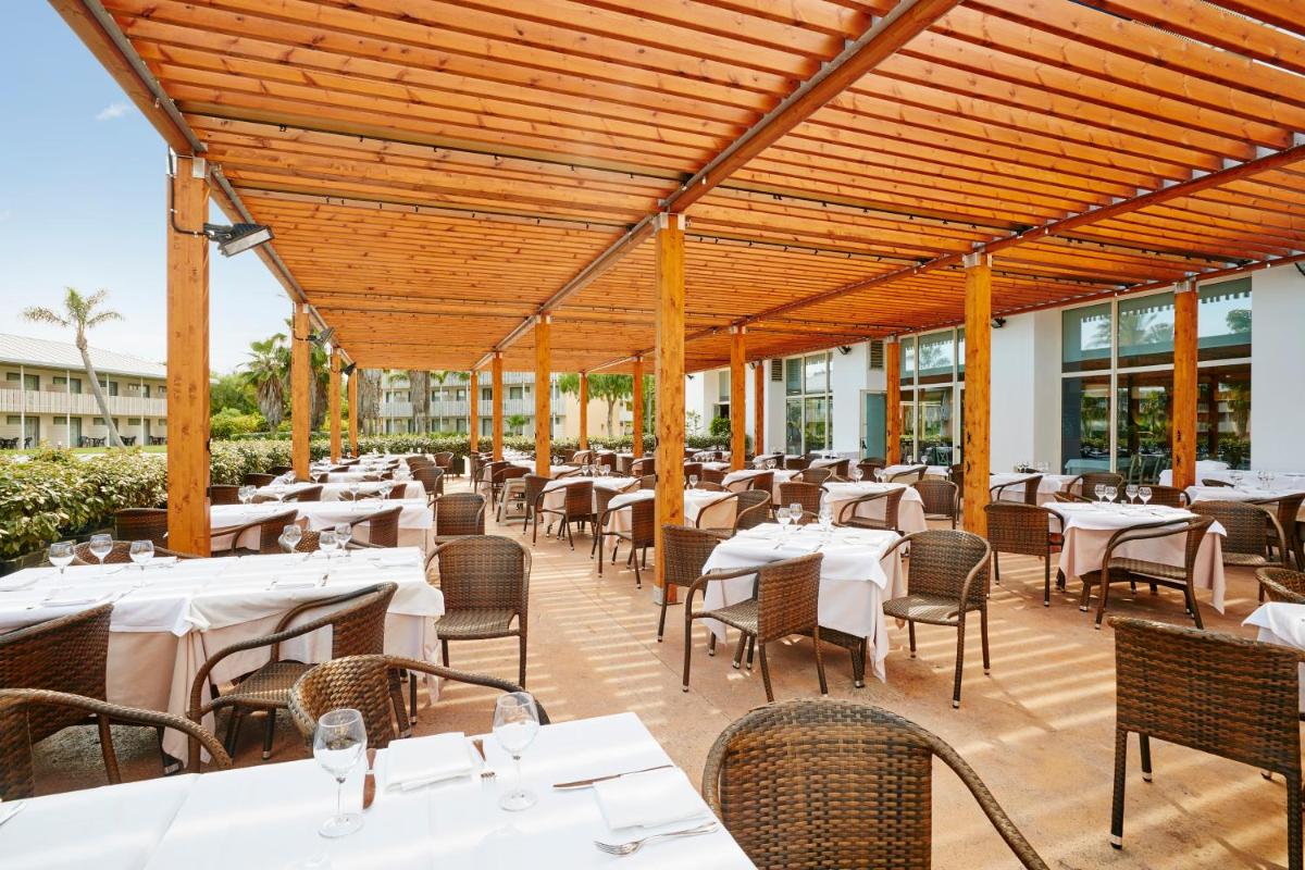 Un restaurante o sitio para comer en PortAventura Hotel Caribe - Includes unlimited access to PortAventura Park & 1 access to Ferrari Land