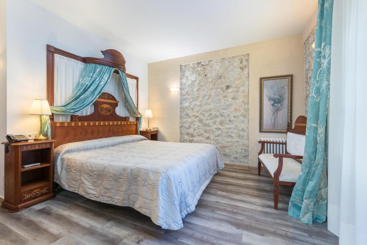 Cama o camas de una habitación en Monnaber Nou Finca Hotel & Spa