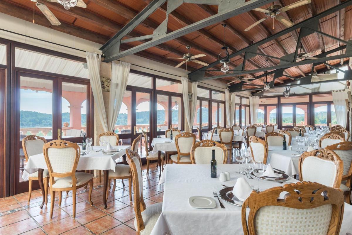 Un restaurante o sitio para comer en Monnaber Nou Finca Hotel & Spa