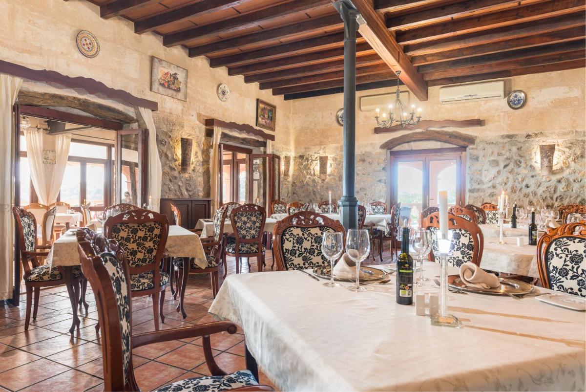 Un restaurante o sitio para comer en Monnaber Nou Finca Hotel & Spa