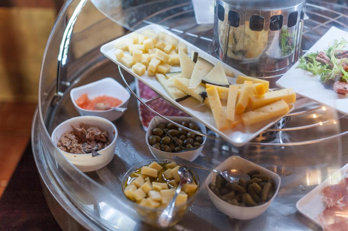 Comida en o cerca de este hotel
