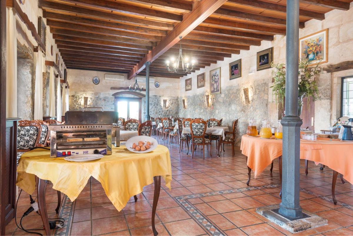 Un restaurante o sitio para comer en Monnaber Nou Finca Hotel & Spa