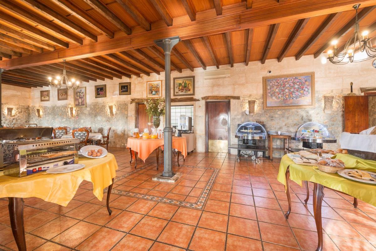 Un restaurante o sitio para comer en Monnaber Nou Finca Hotel & Spa