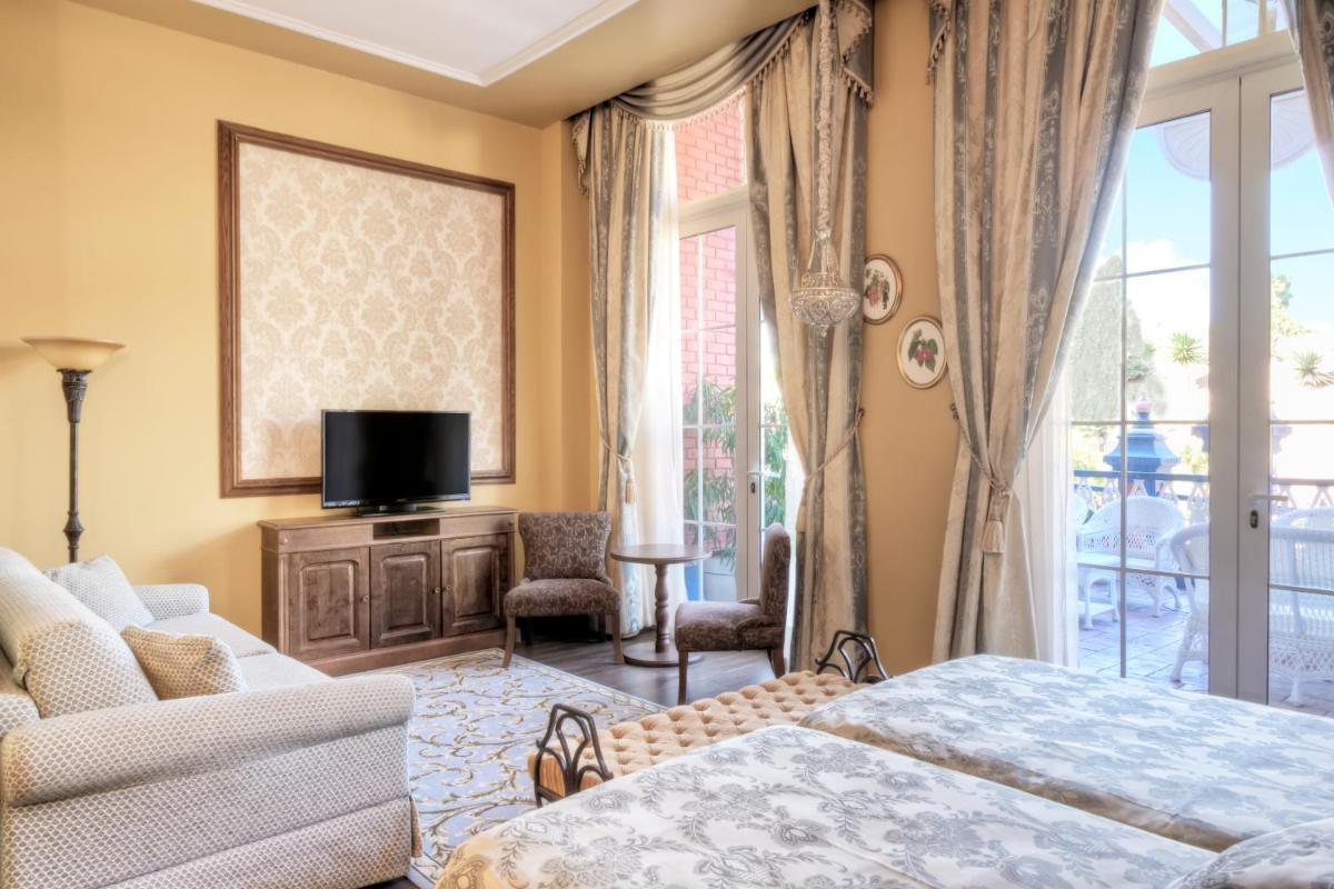 Cama o camas de una habitación en PortAventura Hotel Lucy's Mansion - Includes unlimited access & Express wristband to PortAventura Park & Ferrari Land