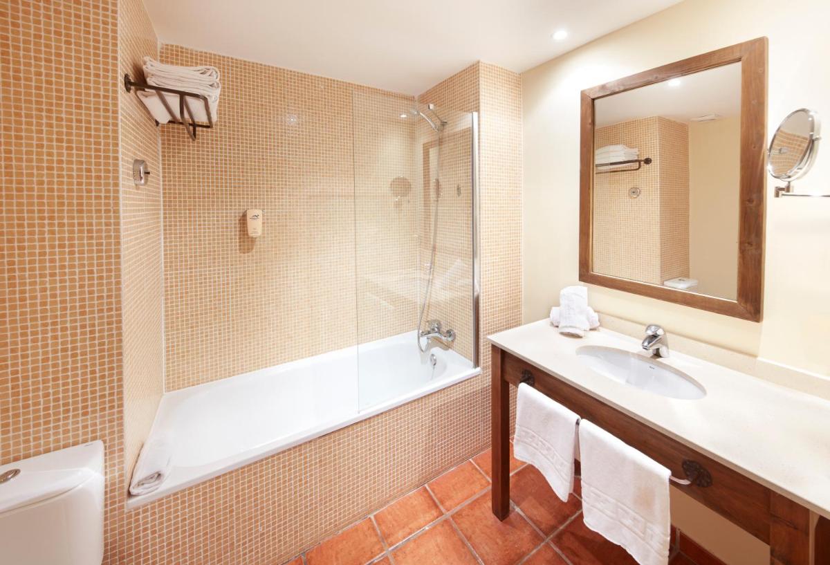Un baño de PortAventura Hotel Roulette - Includes unlimited access to PortAventura Park & 1 access to Ferrari Land