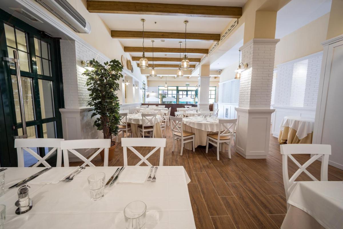 Un restaurante o sitio para comer en PortAventura Hotel Roulette - Includes unlimited access to PortAventura Park & 1 access to Ferrari Land