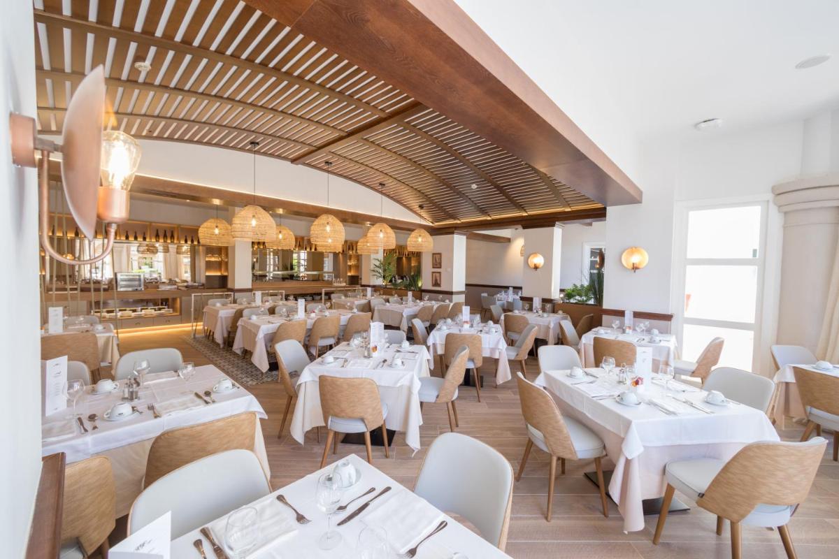 Un restaurante o sitio para comer en PortAventura Hotel Roulette - Includes unlimited access to PortAventura Park & 1 access to Ferrari Land