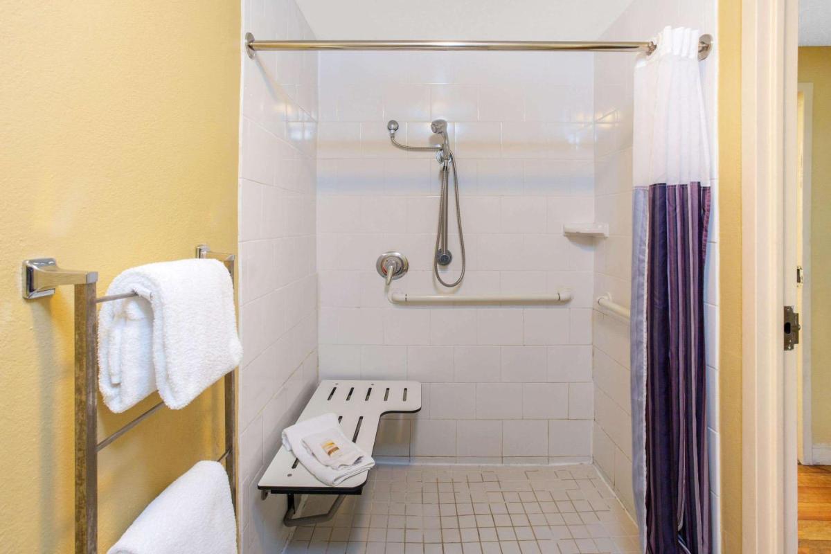 La Quinta by Wyndham Sarasota Downtown - Housity