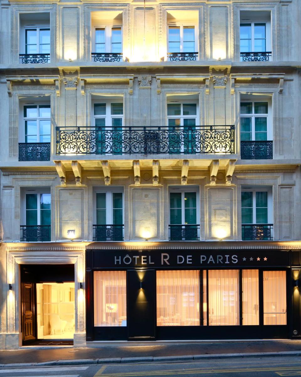 une façade d'hôtel avec un magasin de paris dans l'établissement Hôtel R de Paris - Boutique Hotel, à Paris