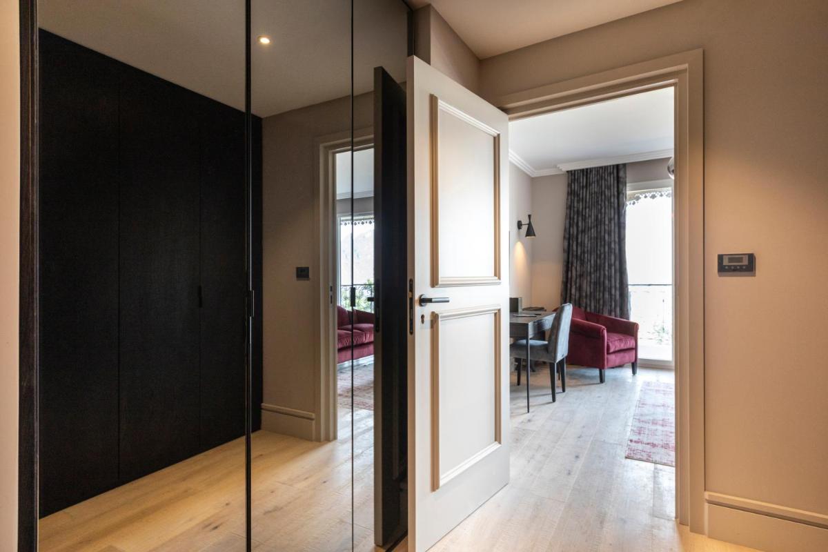 Coin salon dans l'établissement Hôtel L'Incomparable Aix-Les-Bains