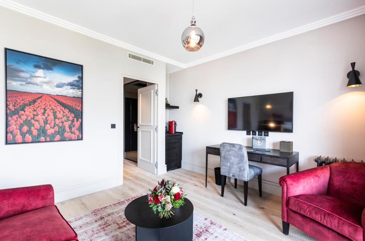 Coin salon dans l'établissement Hôtel L'Incomparable Aix-Les-Bains