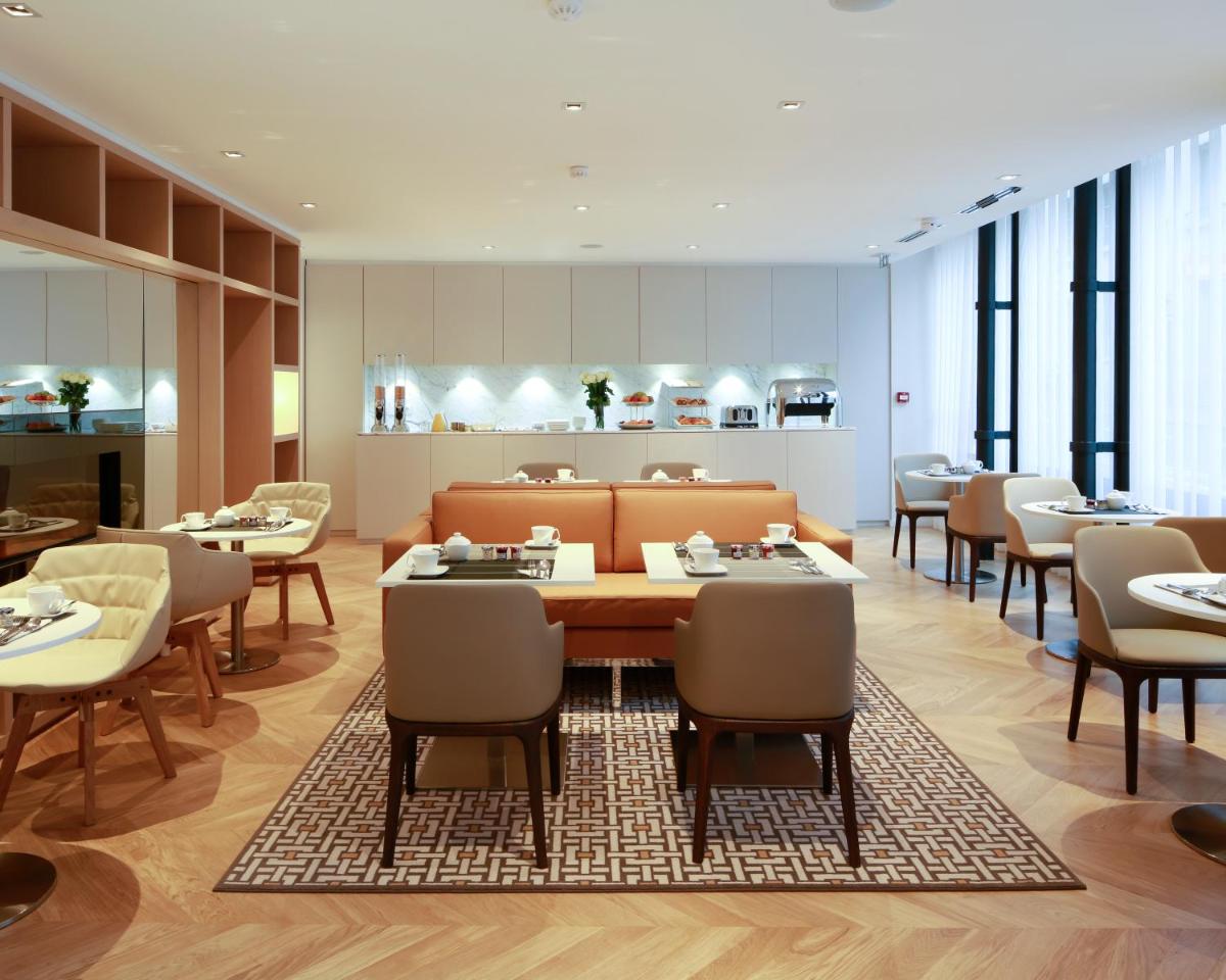 une salle à manger avec une table et des chaises dans l'établissement Hôtel R de Paris - Boutique Hotel, à Paris